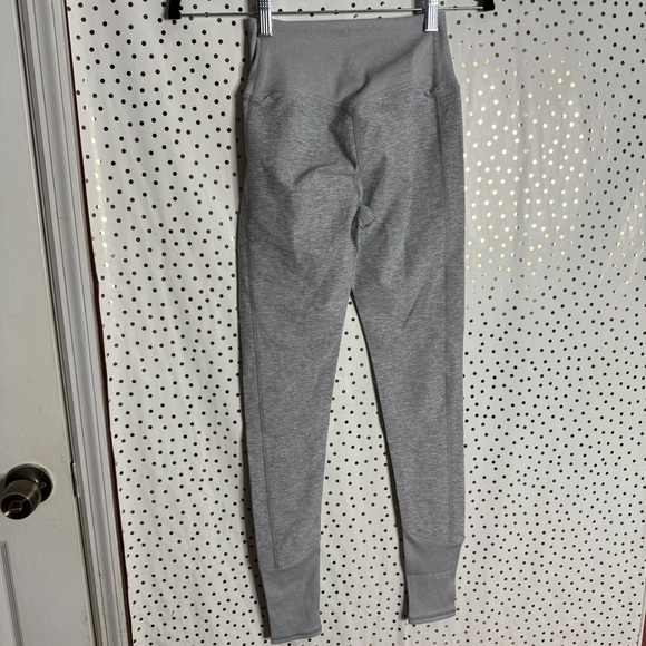 ALO Yoga Women's Gray Leggings - Picture 9 of 10